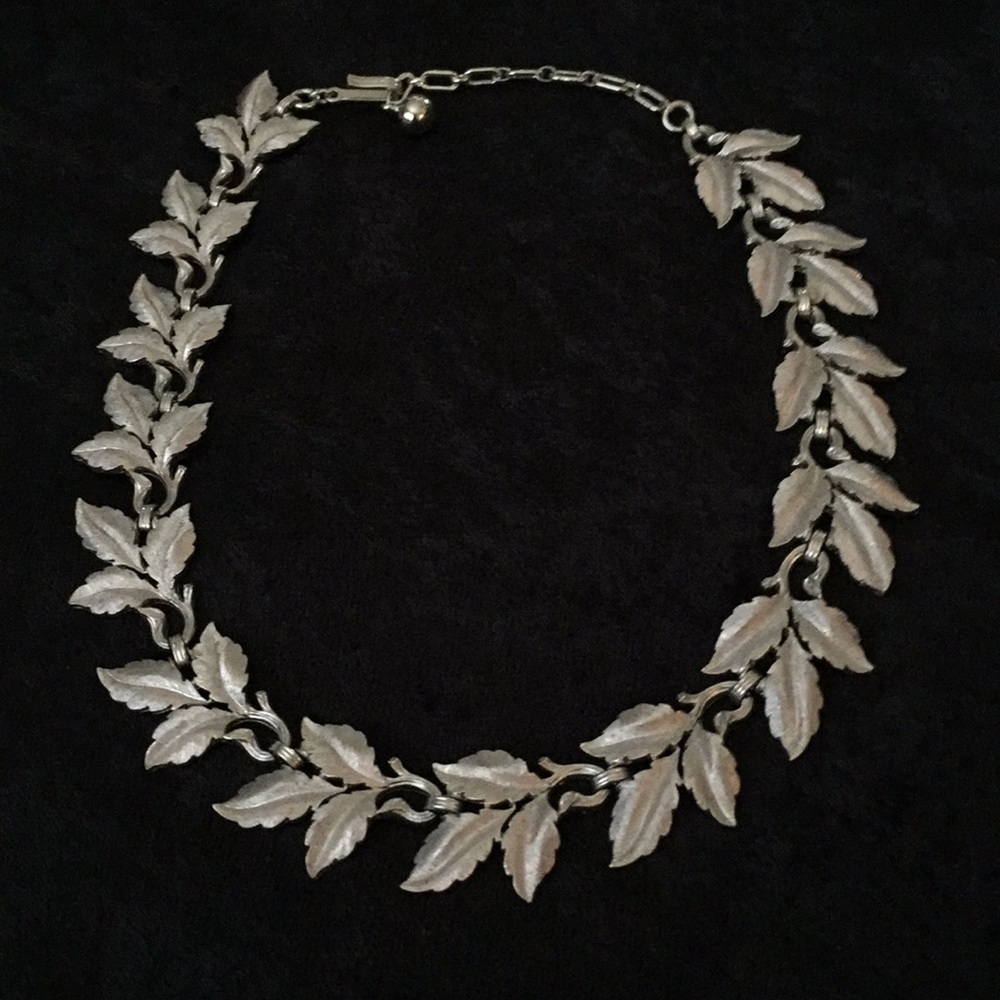 Beautiful leaf silver necklace